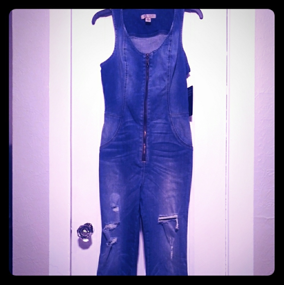 Guess- Hot Hot Hot!!!  One-Piece, Jean Jump-Suit